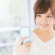 スマホを見る女の子