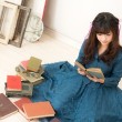 本を読む女の子