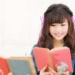 書籍を読む女の子