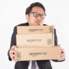 アマゾンの箱をもつ男性